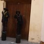 these are people posing as statues